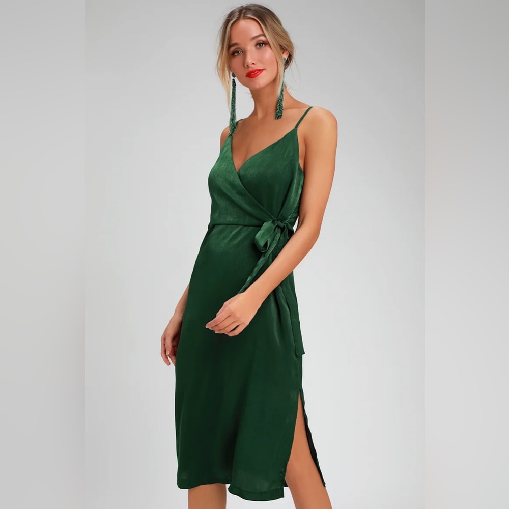 🆕(NWT) LULUs x J.O.A Collab “Fall in Love” Forest Green Satin Wrap Dress. SMALL